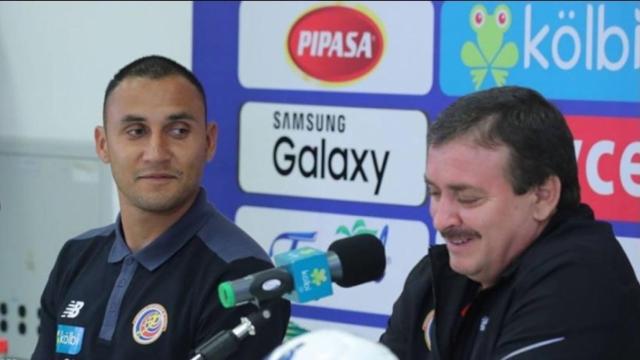 Keylor Navas junto a su seleccionador, Oscar Ramírez. Foto: fedefutbol.com