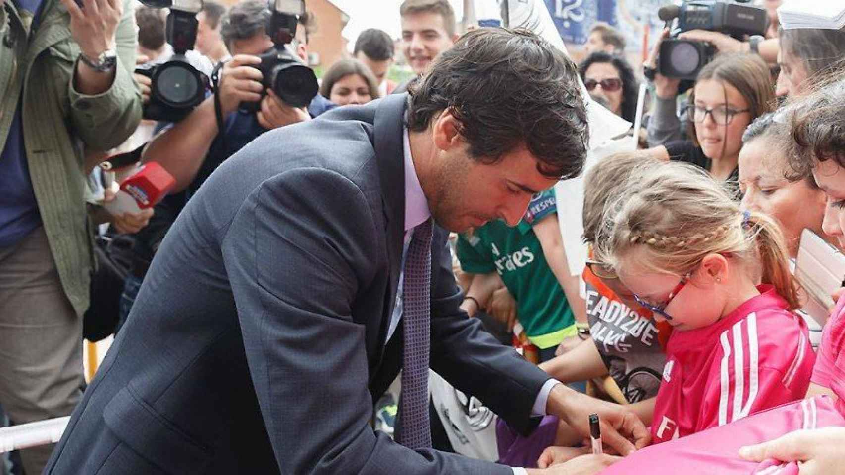 Raúl firma autógrafoes a su llegada a la Peña Ramón Mendoza