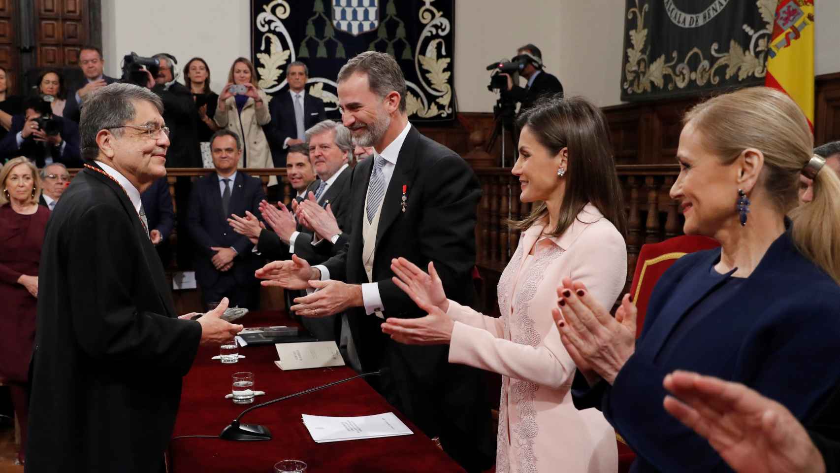 Sergio Ramírez. tras recibir el Premio Cervantes, junto al rey Felipe, la reina Letizia y Cifuentes.
