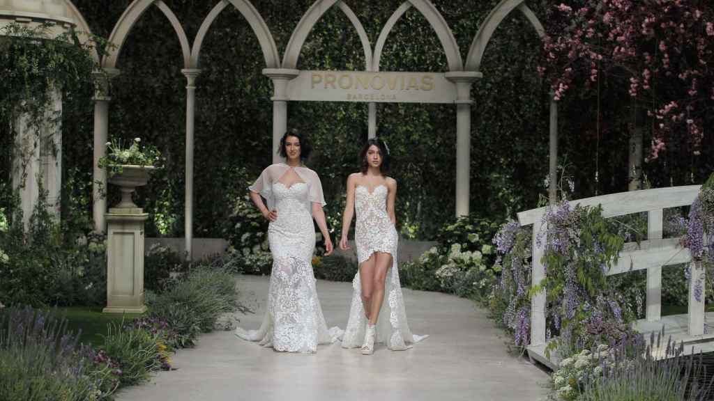 Blanca Romero y Lucía Rivera, desfilando vestidas de novia.