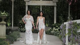 Blanca Romero y Lucía Rivera, desfilando vestidas de novia.