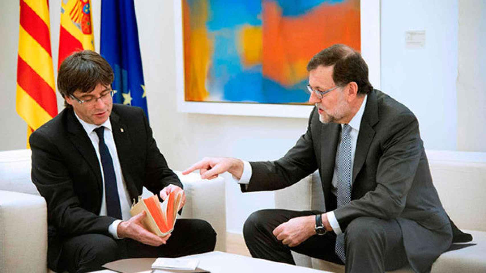Cuando Rajoy regaló a Puigdemont El Quijote.