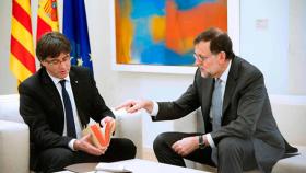 Cuando Rajoy regaló a Puigdemont El Quijote.