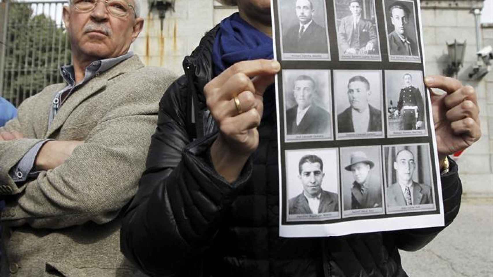 Representantes de la Asociación de Familiares Pro Exhumación de los Republicanos del Valle de los Caídos, a las puertas del mausoleo.