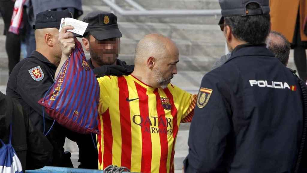 Un aficionado del Barcelona es chequeado a la entrada del Metropolitano.