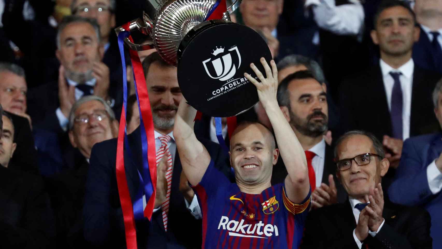 Andrés Iniesta levanta la Copa del Rey.