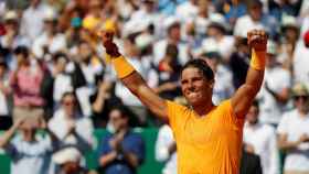 Rafa Nadal levanta los brazos tras ganar por undécima vez en Montecarlo.