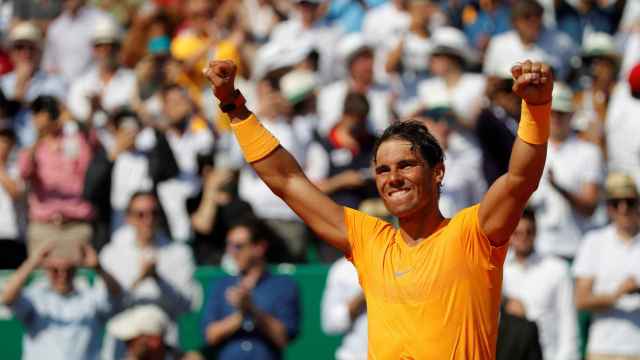 Rafa Nadal levanta los brazos tras ganar por décima vez en Montecarlo.