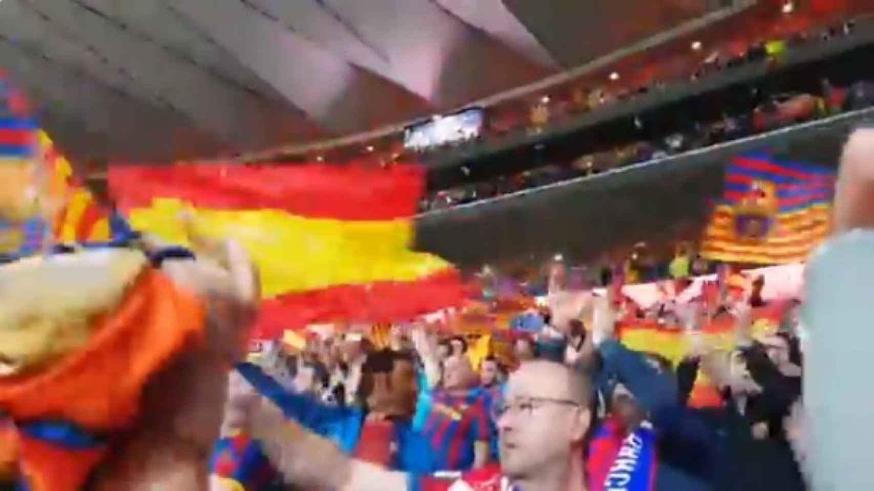 La afición del Barcelona ondea banderas de España