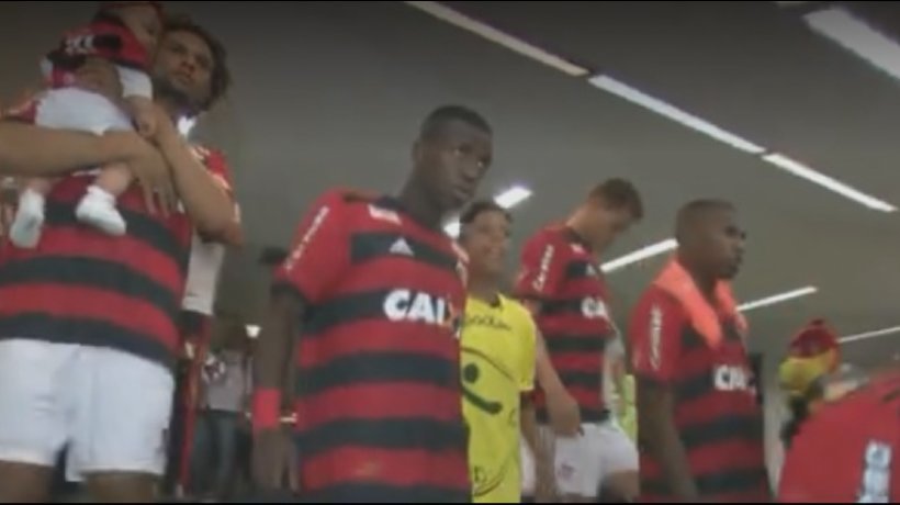 La humildad de Vinicius con un fan del Flamengo