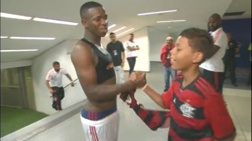 La humildad de Vinicius con un fan del Flamengo