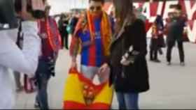 Una reportera del Barça TV obliga a que un aficionado esconda la bandera de España