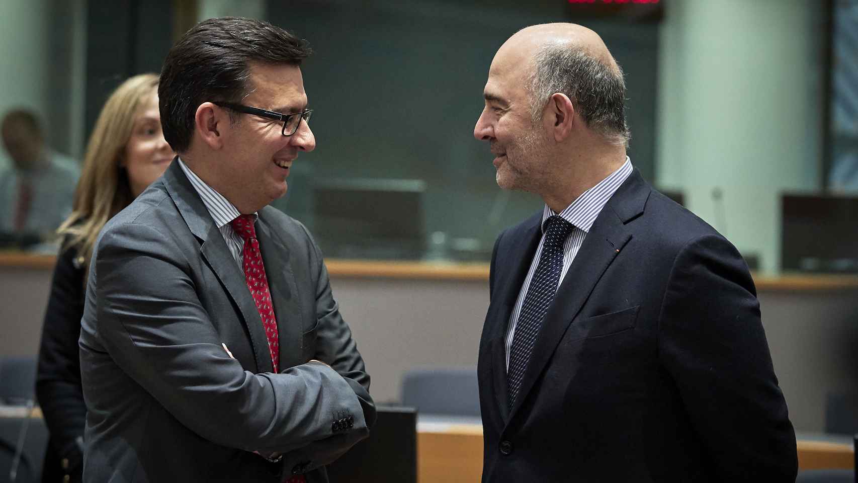 Escolano conversa con el comisario de Economía, Pierre Moscovici, durante el último Eurogrupo