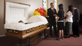 La policía se presenta en un funeral para desbloquear el teléfono del muerto