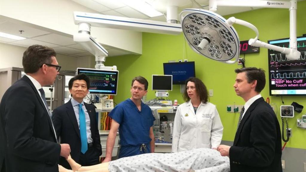 El equipo médico junto a un modelo del paciente.
