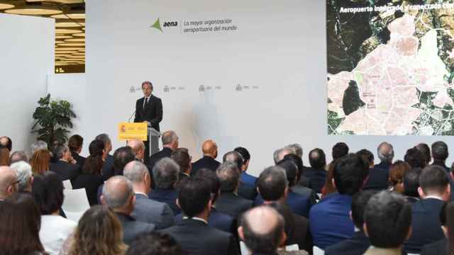 El ministro de Fomento, Íñigo de la Serna, presenta el Plan Inmobiliario del aeropuerto de Barajas.