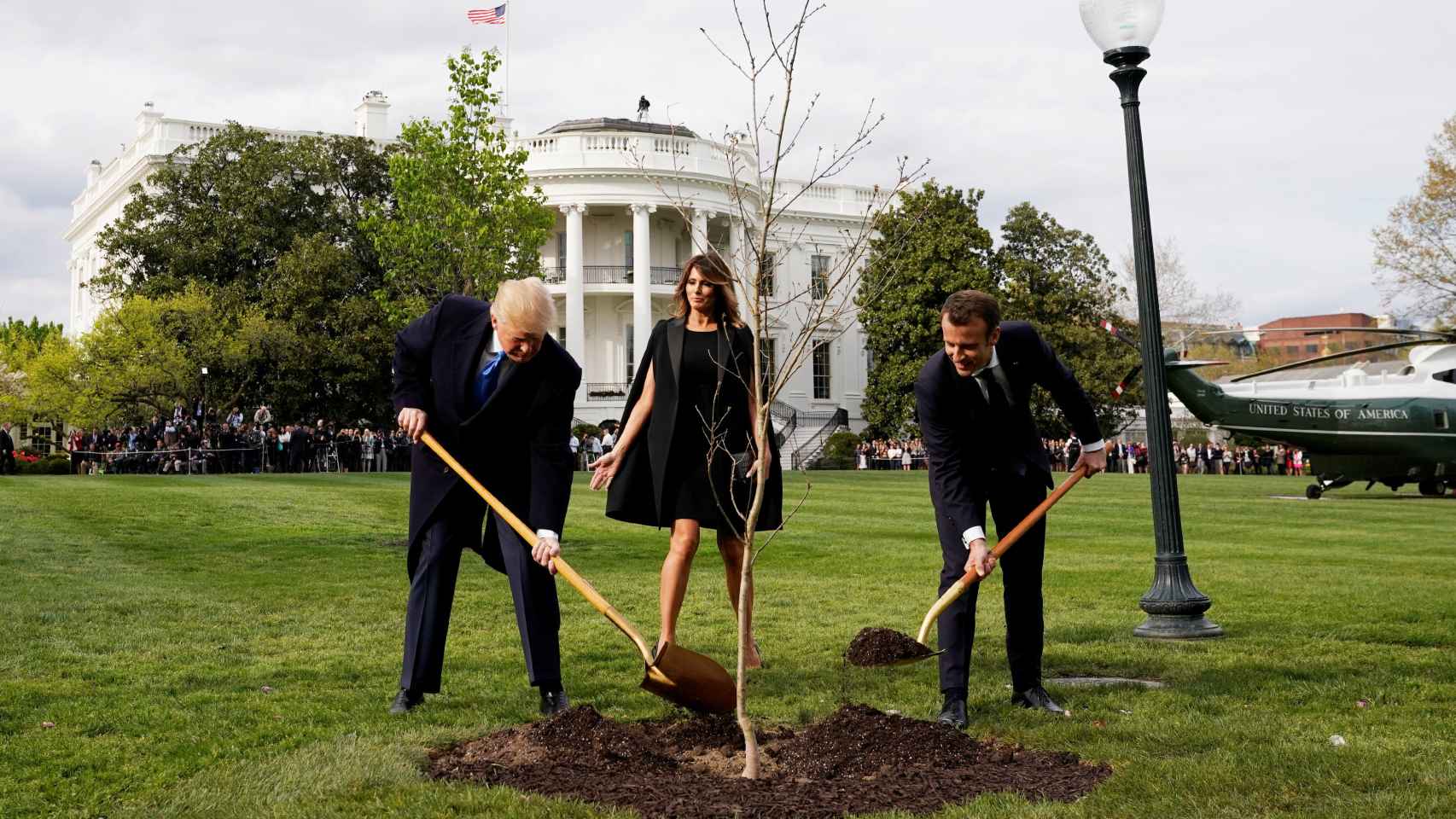 Trump y Macron plantan un pequeño roble en el jardín de la Casa Blanca.