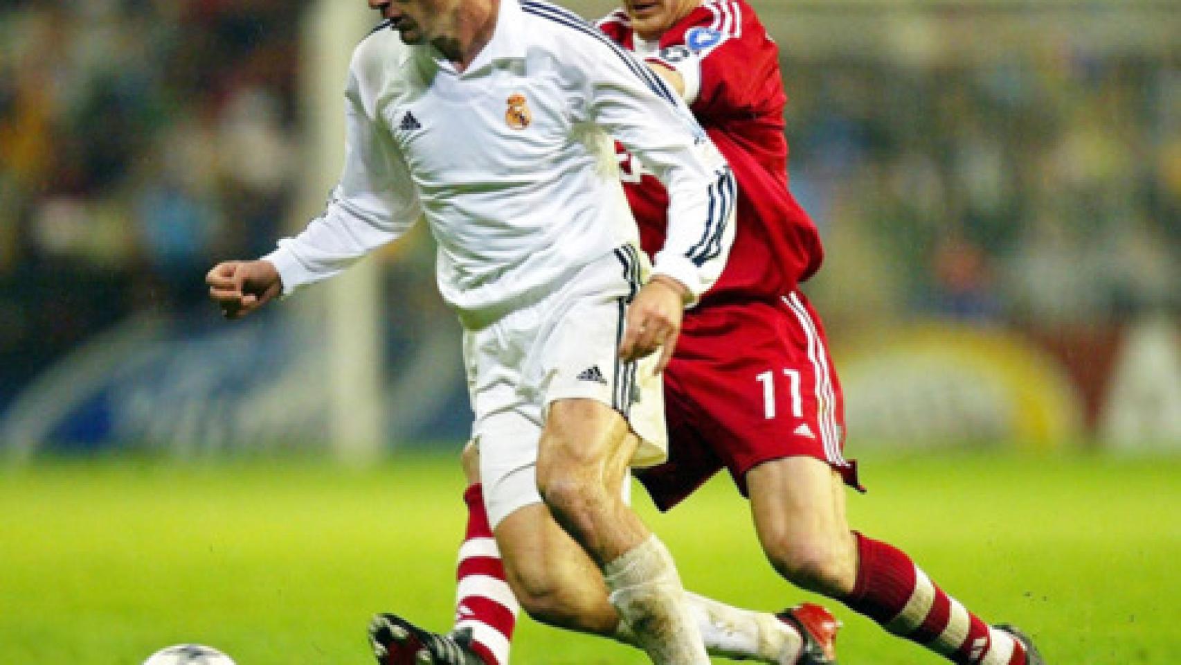 Zidane, en su etapa de jugador, ante Effemberg en un Real Madrid - Bayern de 2002.