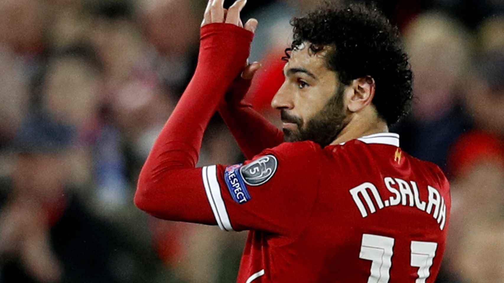 Salah aplaude a Anfield en el momento de ser cambiado.