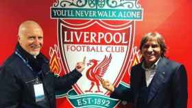 Dos leyendas de la Roma hacen una peineta al escudo del Liverpool. Foto: Twitter.