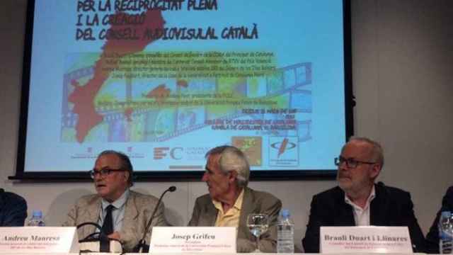 El presidente en funciones de la CCMA Brauli Duart (d) en unas jornadas sobre la reciprocidad televisiva entre las comunidades de lengua catalana.