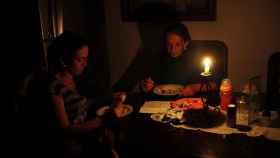 Una familia padece un corte de luz en la ciudad de San Cristóbal.