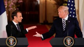 Macron y Trump se dan la mano durante la rueda de prensa en la Casa Blanca.