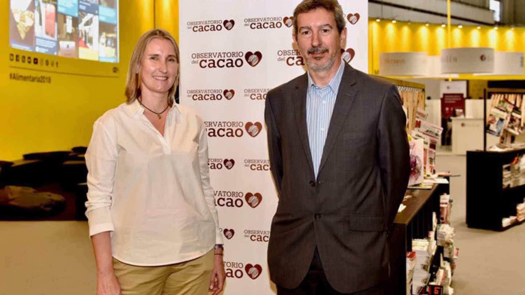 Sonia de Pascual-Teresa y Javier Fontecha en el stand del Observatorio del Cacao en Alimentaria 2018.