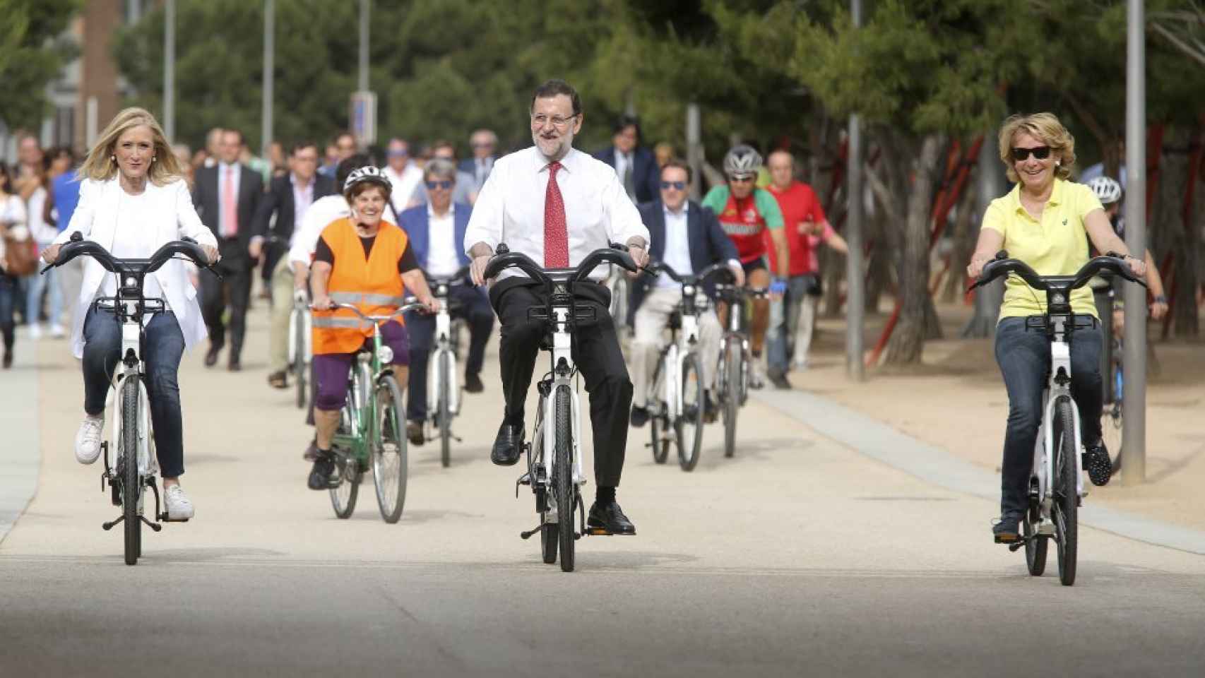 En 2015, las máximas rivales montaban en bicicleta con Mariano Rajoy.