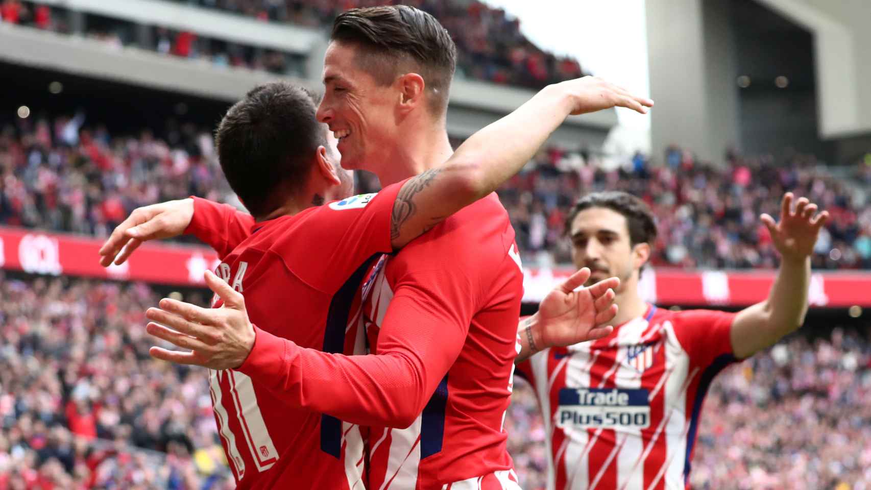 Fernando Torres celebra el gol con sus compañeros.