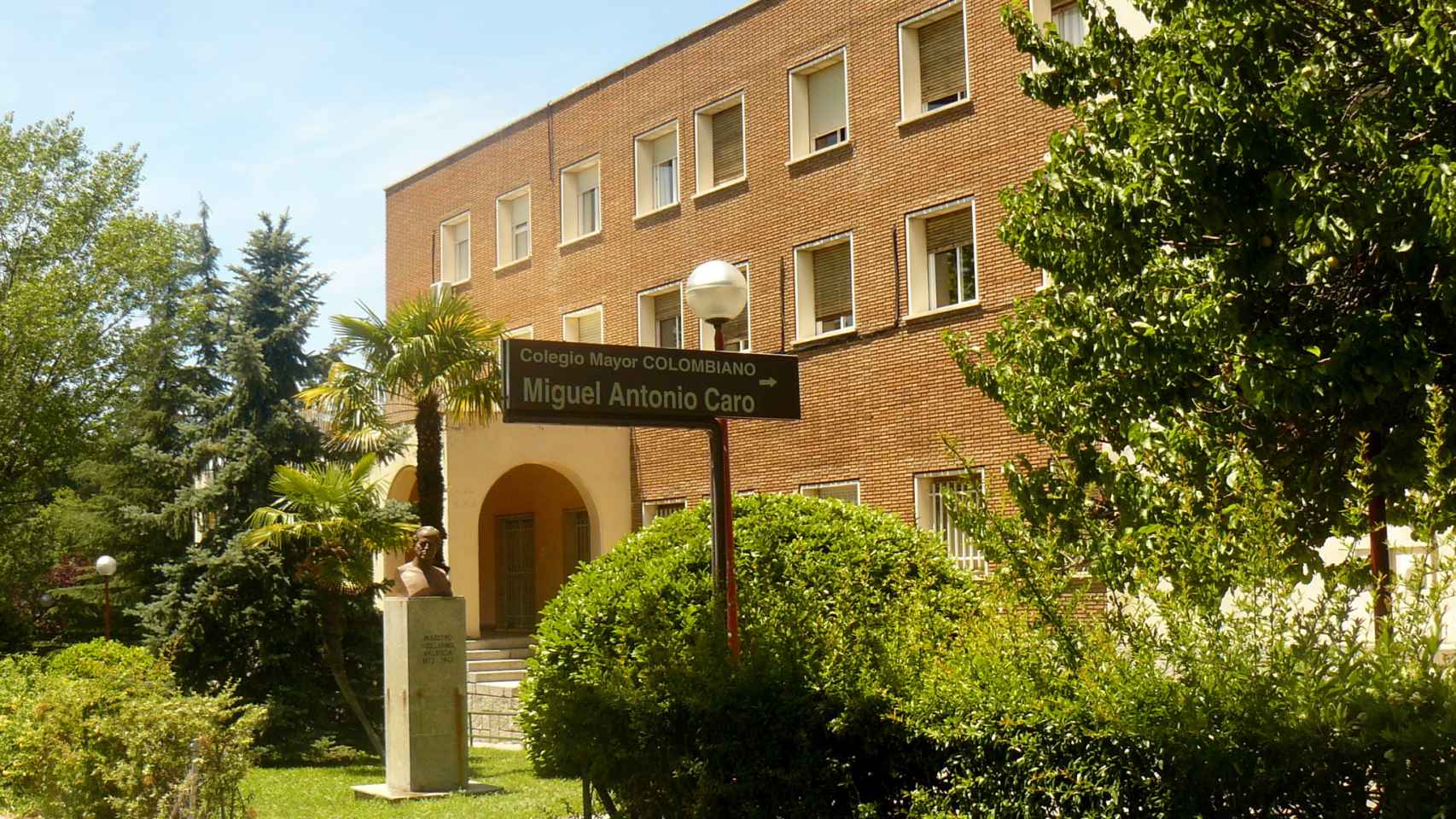 Colegio mayor Miguel Antonio Caro, ya cerrado