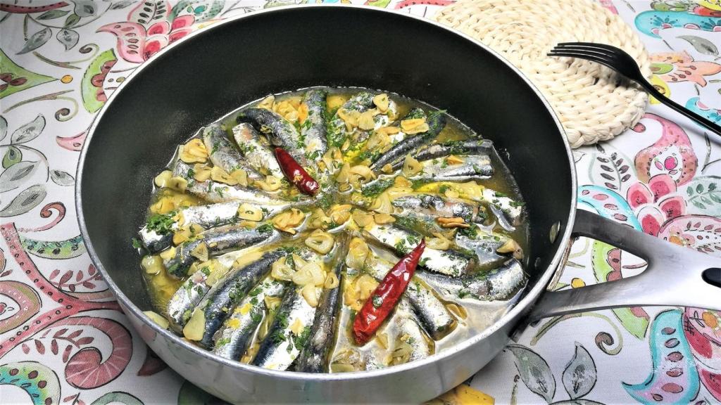 Sardinas al ajillo, una receta que te hará olvidar las latas