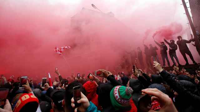 Los seguidores del Liverpool encienden bengalas antes del partido.