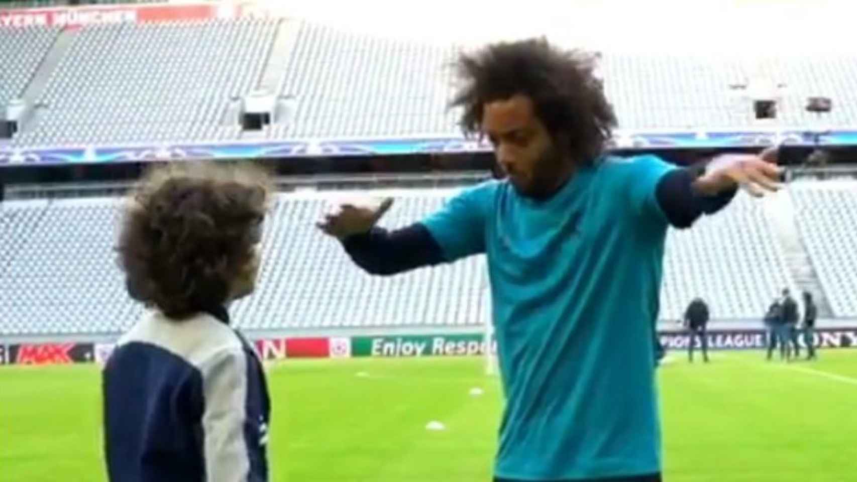 Así se saludaron Marcelo y su hijo.
