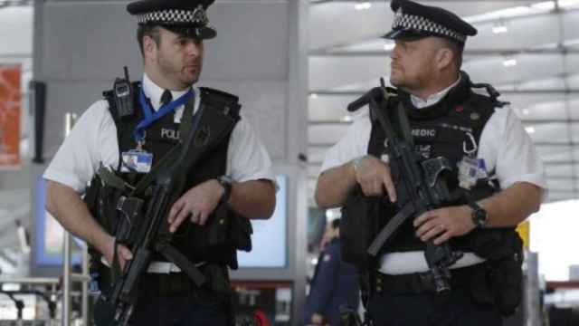 Policías armados en el aeropuerto de Heathrow.