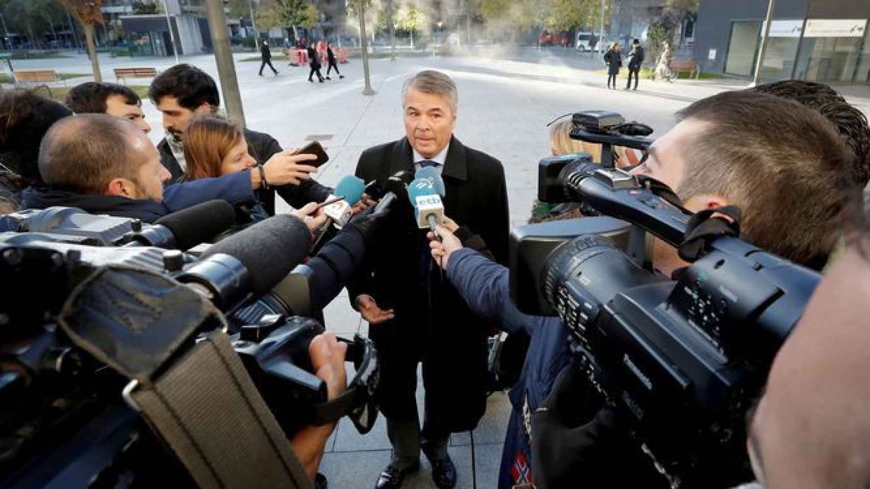 Agustín Martínez atiende a los periodistas a su llegada a la Audiencia de Navarra durante el juicio.