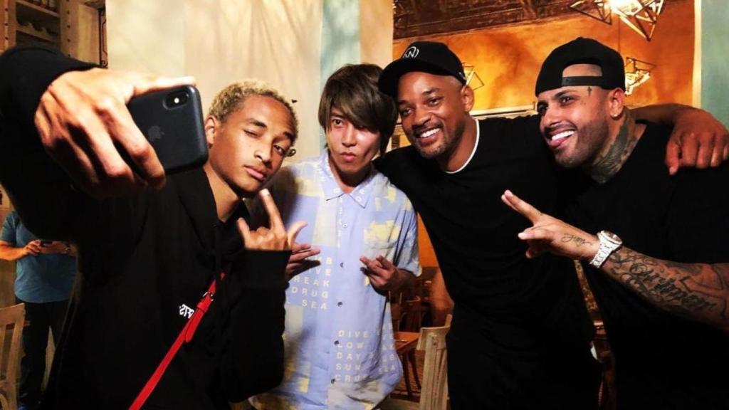 Smith y su hijo Jaden posando para un selfie con el cantante Nicky Jam.