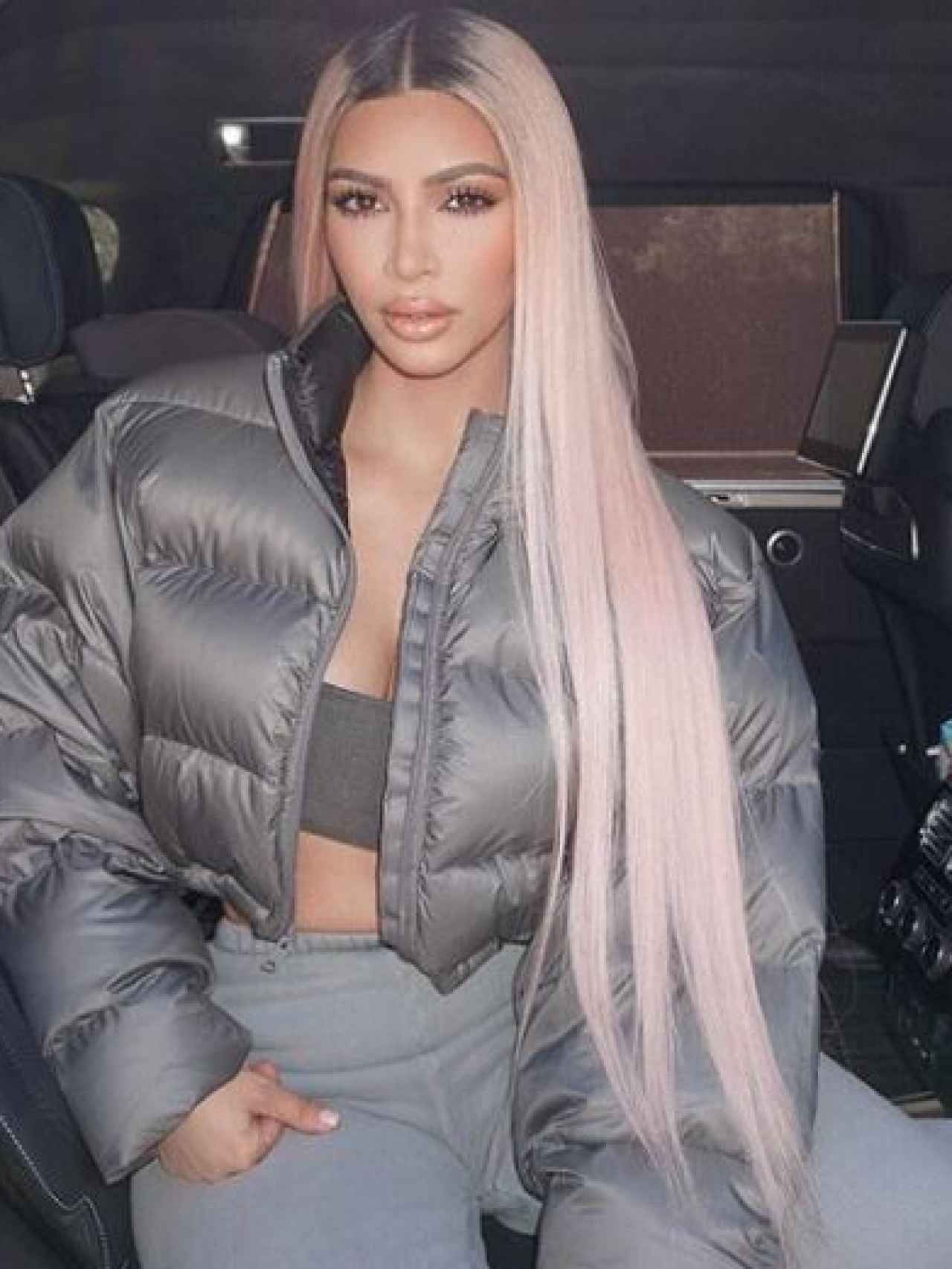 Kim Kardashian con el pelo rosa.