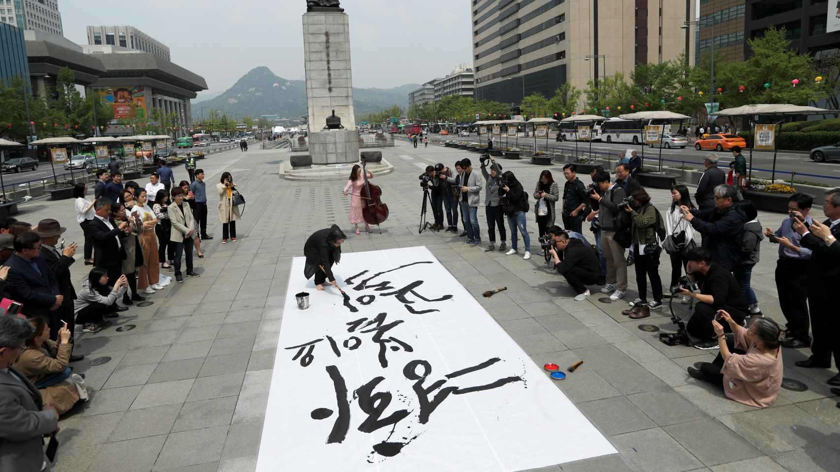 Un artista surcoreano realiza un pintura durante un acto a favor de la unificación entre las dos Coreas.