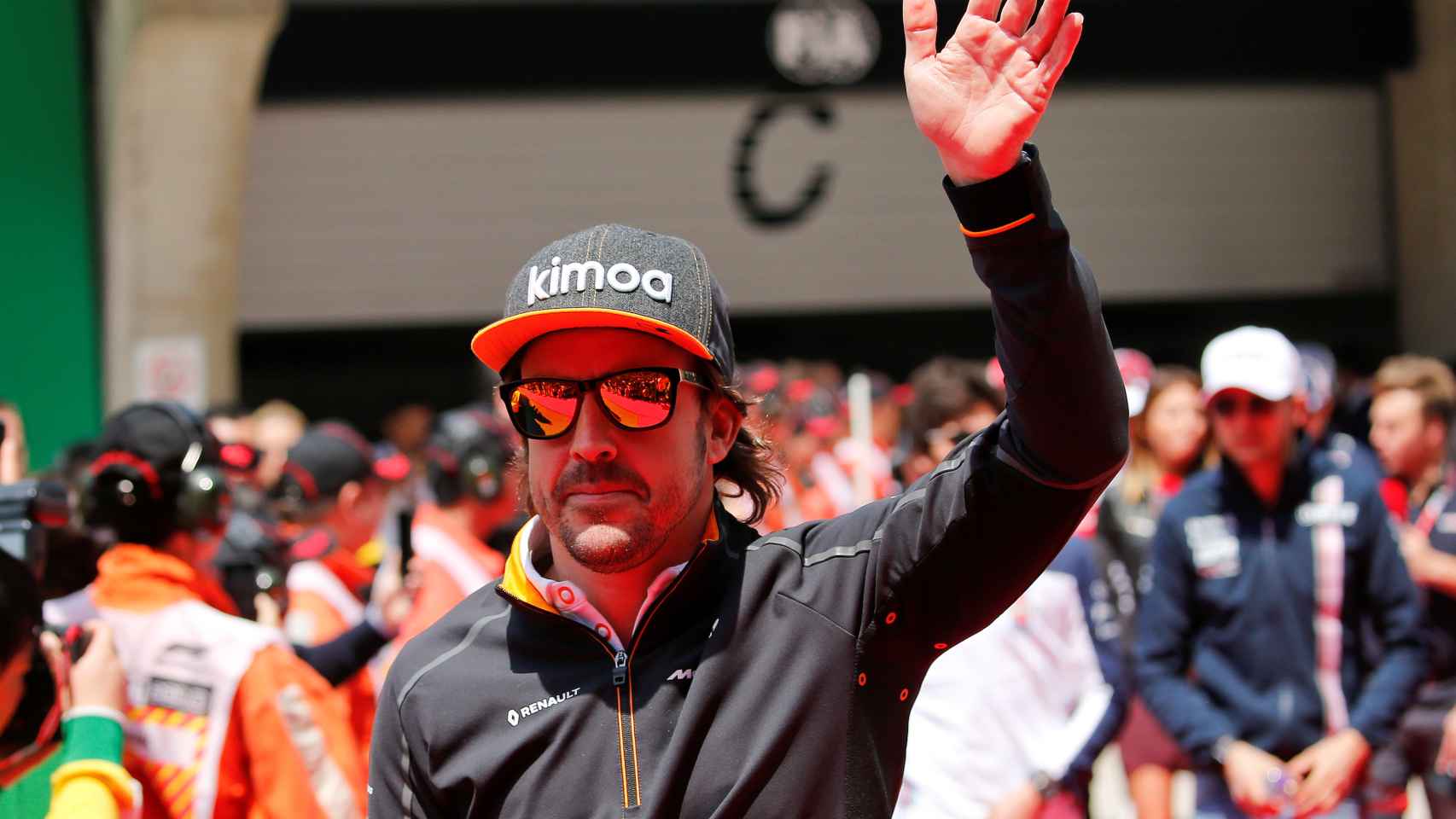 Fernando Alonso saluda a seguidores en el último GP de China.