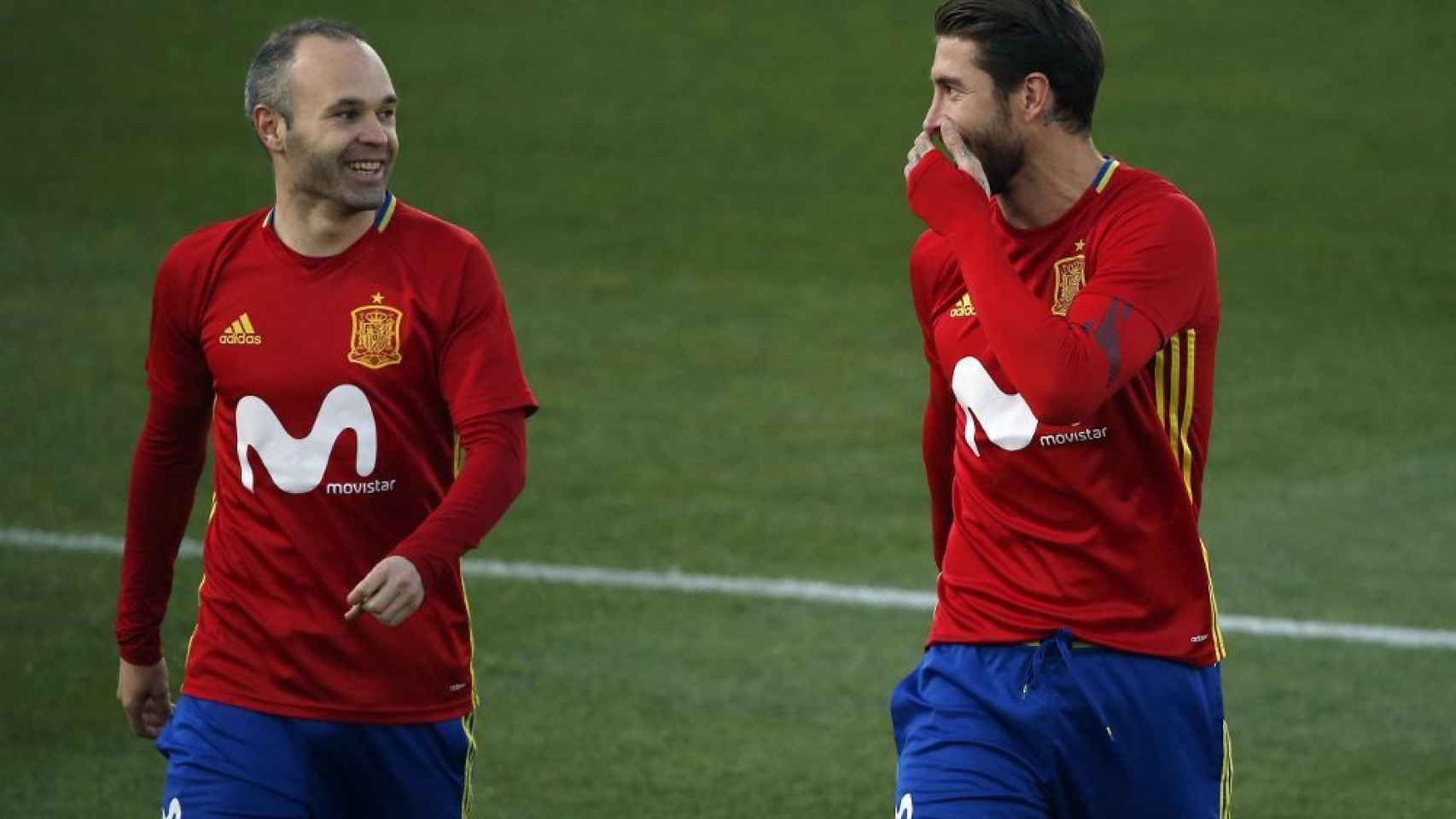 Iniesta y Ramos durante un entrenamiento de la selección.