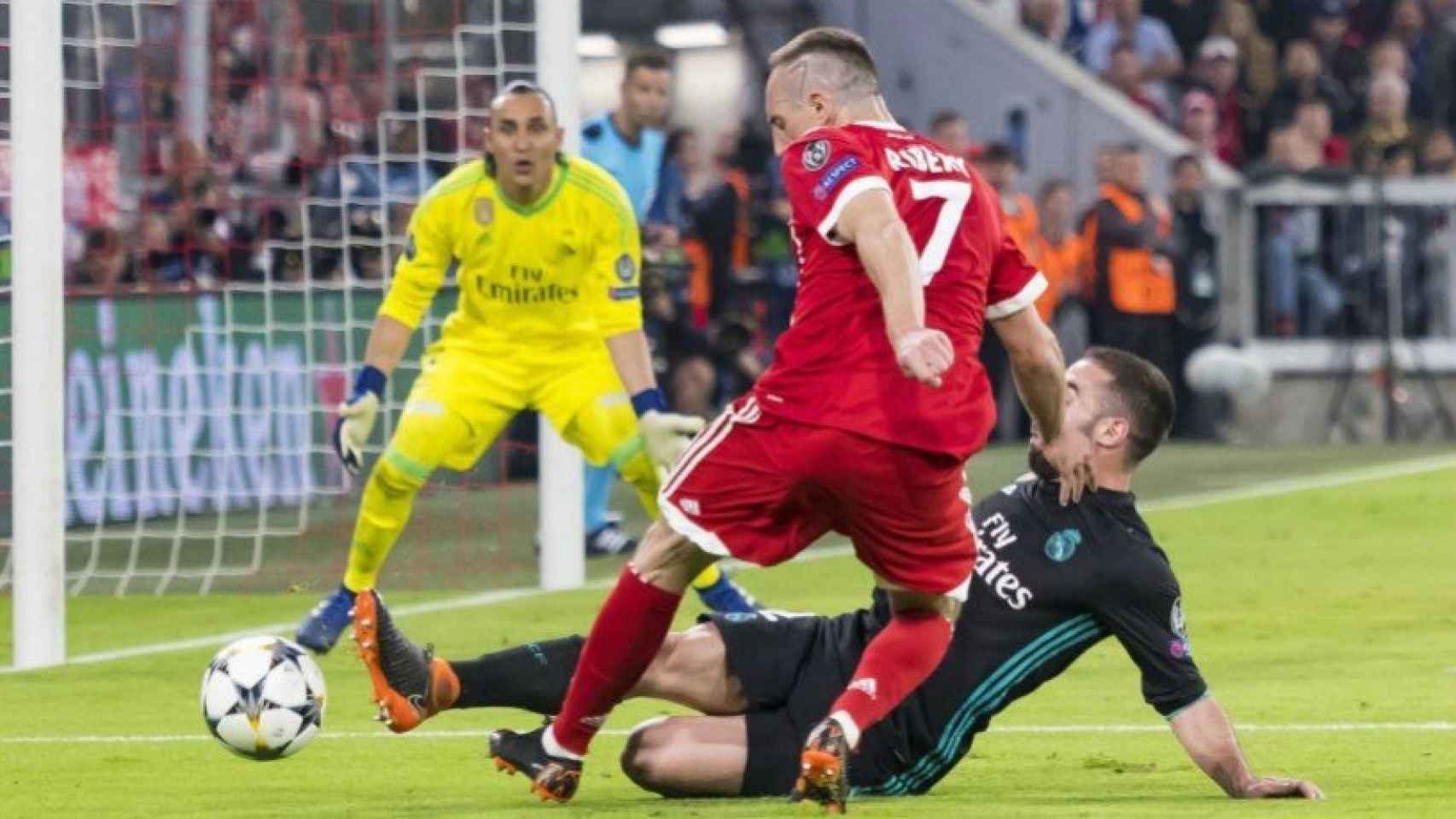 Ribéry trata de disparar ante Carvajal y Keylor. Foto fcbayern.com