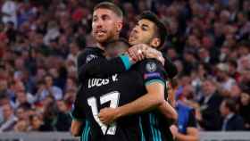 Lucas Vázquez y Ramos celebran el gol de Asensio