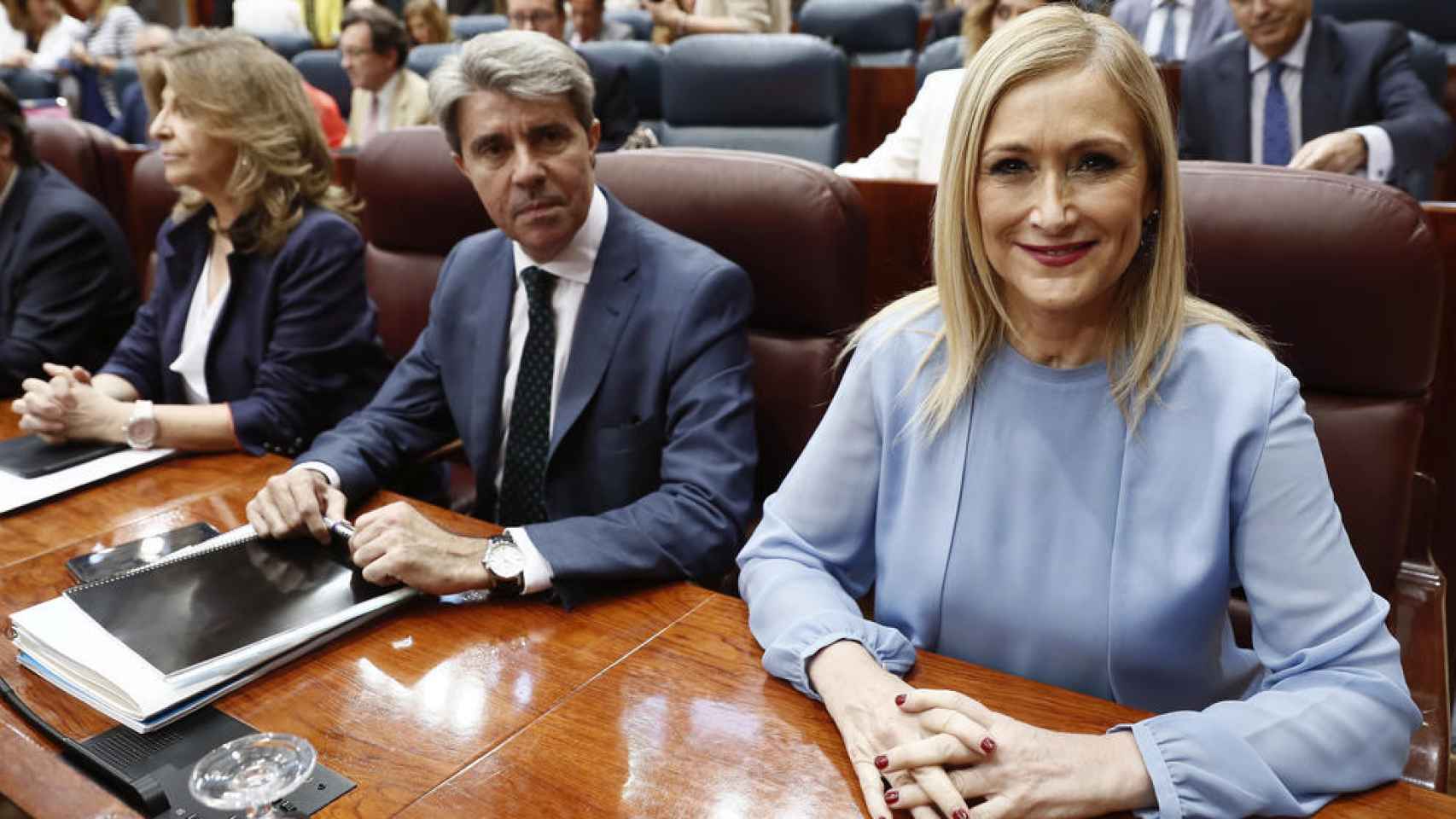 La expresidenta de Madrid, Cristina Cifuentes, con el presidente en funciones, Ángel Garrido.