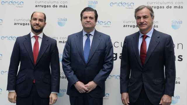 El presidente de Endesa, Borja Prado, entre el Secretario de Estado de Empleo, don Juan Pablo Riesgo Figuerola-Ferretti, y Carlos Sáinz.