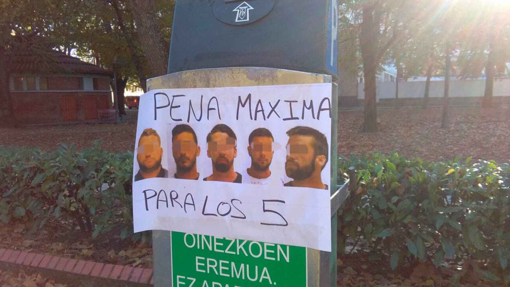 Un cartel por las calles de Pamplona pidiendo la condena máxima para los miembros de 'la Manada'.