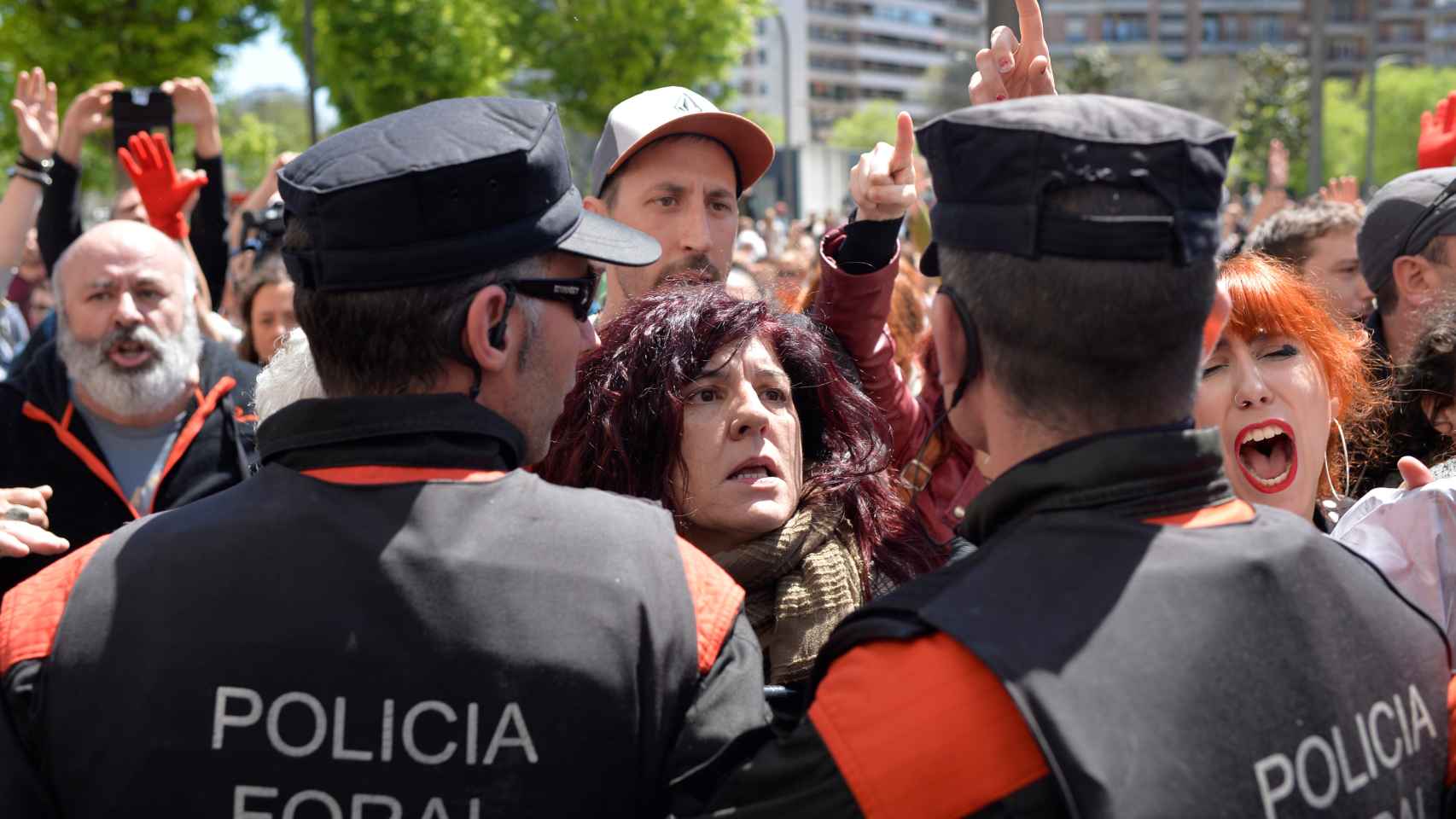 Cordón policial frente a los manifestantes en Pamplona