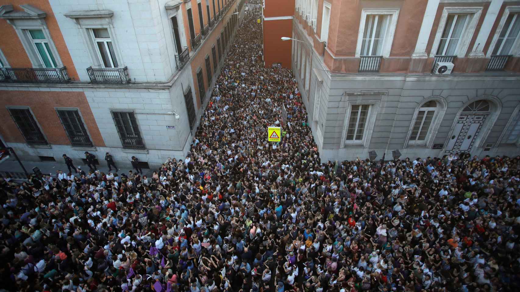 Multitudinaria concentración de personas delante del Ministerio de Justicia en Madrid tras la sentencia de 'La Manada'.