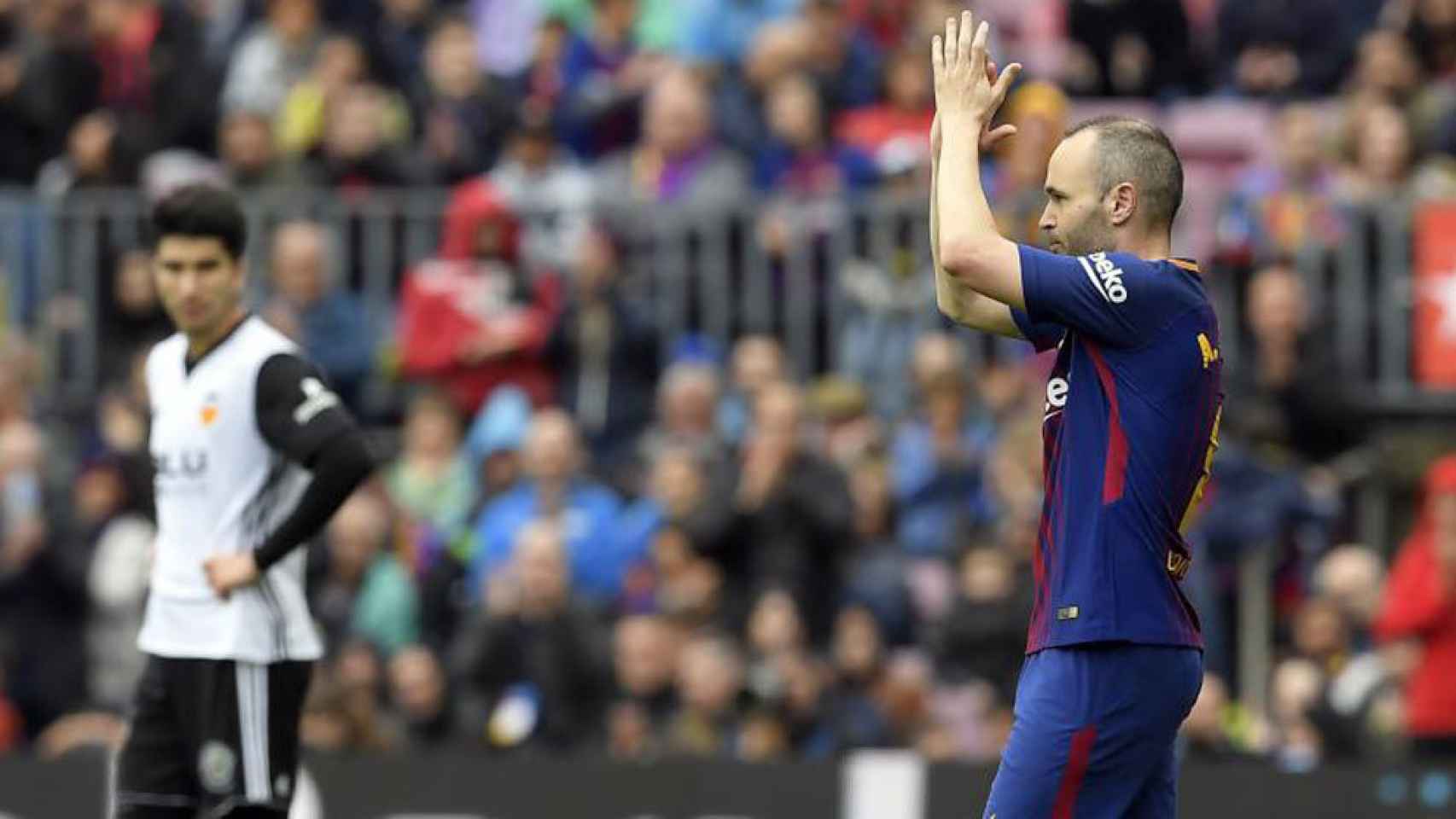 Iniesta se despide de Mestalla entre aplausos.