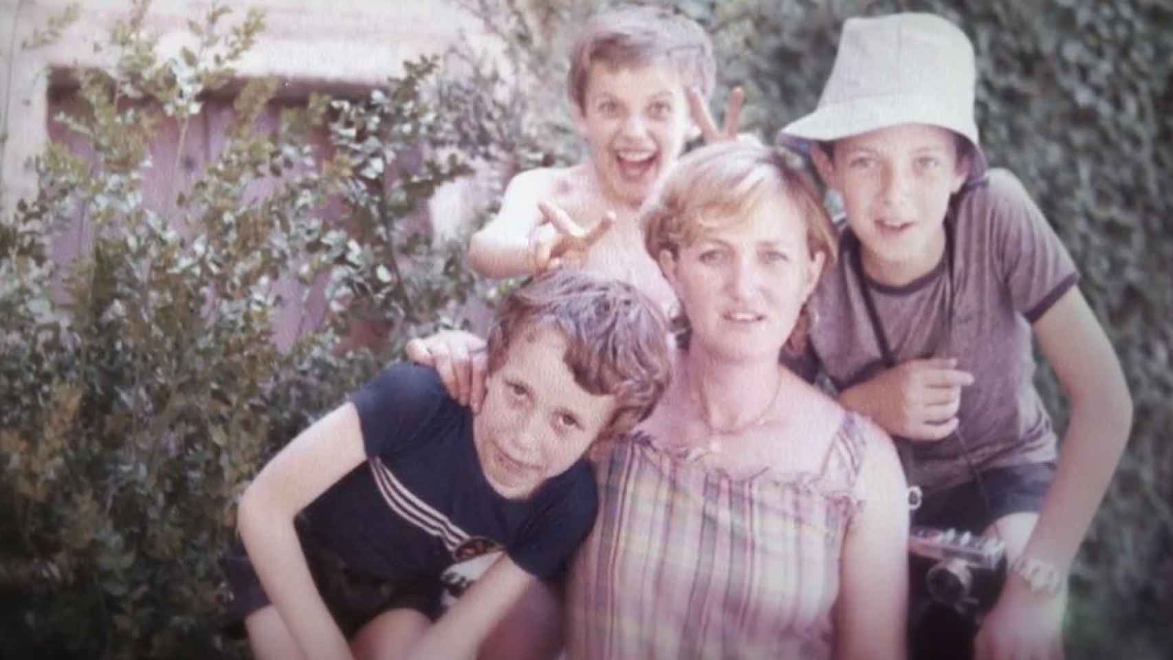 Jesús Calleja con su madre y con sus hermanos.